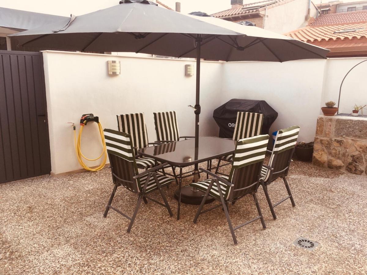 Appartamento Acogedora Casa con Patio en El Tiemblo  Esterno foto